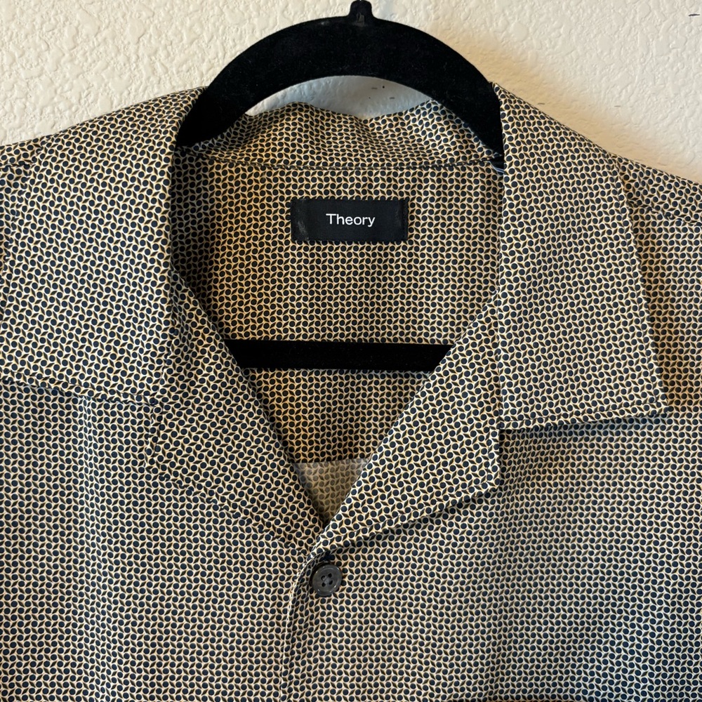 Theory Men’s Button Up Short Sleeve Tan Patterned Shirt Sz Med.